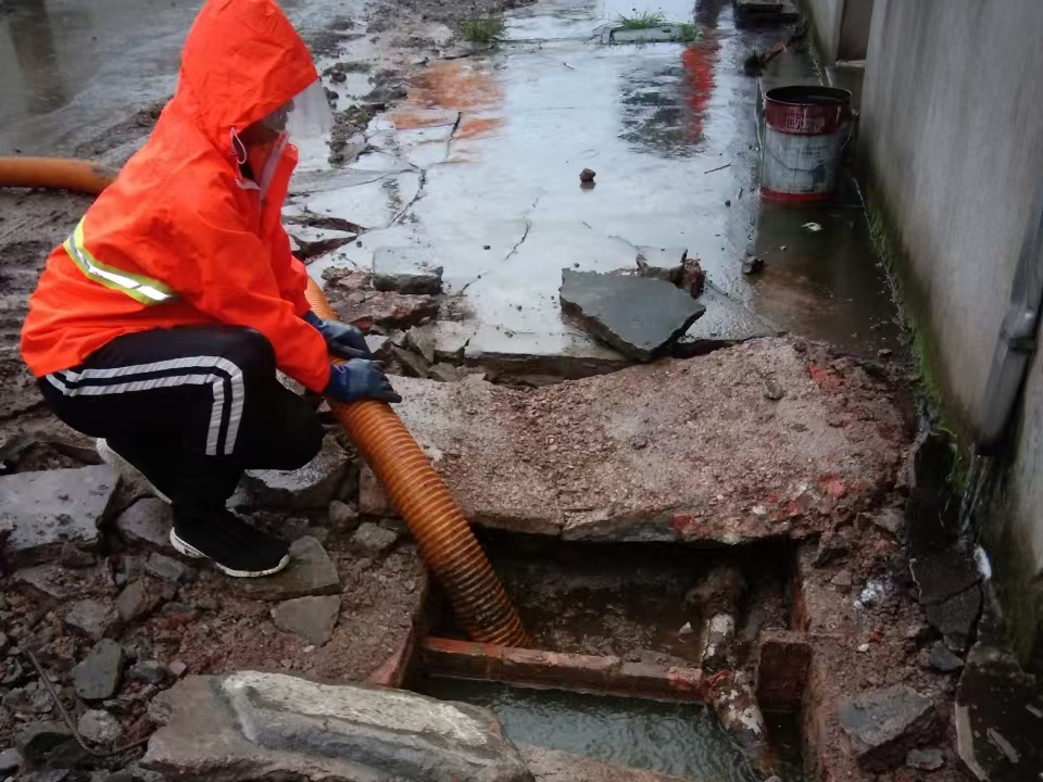 温江专业清理污水池 炜誉市政以规范流程守护城市 “肠道”