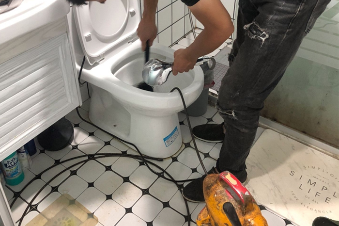 温江马桶堵塞自己疏通还是找师傅？专业上门服务让你省时更省心
